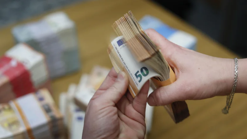 Fotografija: Povprečna plača za avgust je bila realno za dobre tri odstotke višja kot avgusta lani, kažejo podatki državne statistike. FOTO: Leon Vidic/Delo