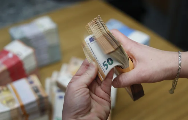 Povprečna plača za avgust je bila realno za dobre tri odstotke višja kot avgusta lani, kažejo podatki državne statistike. FOTO: Leon Vidic/Delo