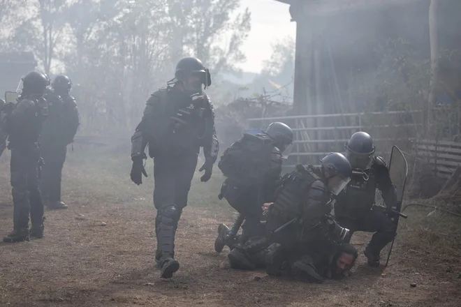 Francoski policisti so pridržali več protestniko med evakuacijo tabora ZAD (Zone to Defend), postavljenega s strani okoljskih aktivistov, ki protestirajo proti projektu avtoceste A69 med Toulousom in Castresom, v kraju Saix na jugozahodu Francije. Foto: Valentine Chapuis/Afp
