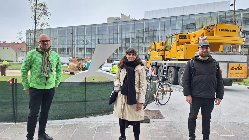Fotografija: Postavljanje spomenika izbrisanim pred ljubljanskim Rogom FOTO: Jože Suhadolnik/Delo