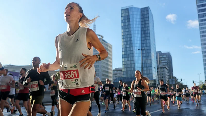 Kenijec Edmond Kipngetich s časom 2:06:47 in Etiopijka Gerado Senbeta Zinash z rekordom proge 2:21:05 sta bila najboljša maratonca na 42 kilometrov na 27. Volkswagen ljubljanskem maratonu. Foto: Blaž Samec/Delo