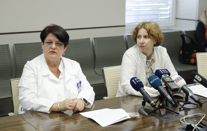 Dr. Irena Oblak (levo) in dr. Vesna Zadnik, Onkološki inštitut. FOTO: Jože Suhadolnik/Delo