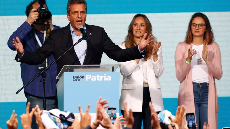 Fotografija: Kljub tako groznim izidom dosedanjega političnega udinjanja so Sergiu Massi volivci v prvem krogu namenili 36 odstotkov glasov. FOTO: Mariana Nedelcu/Reuters