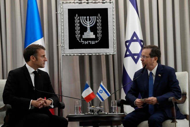 Emmanuel Macron na srečanju z izraelskim predsednikom Jicakom Hercogom v Jeruzalemu. FOTO: Christophe Ena/AFP