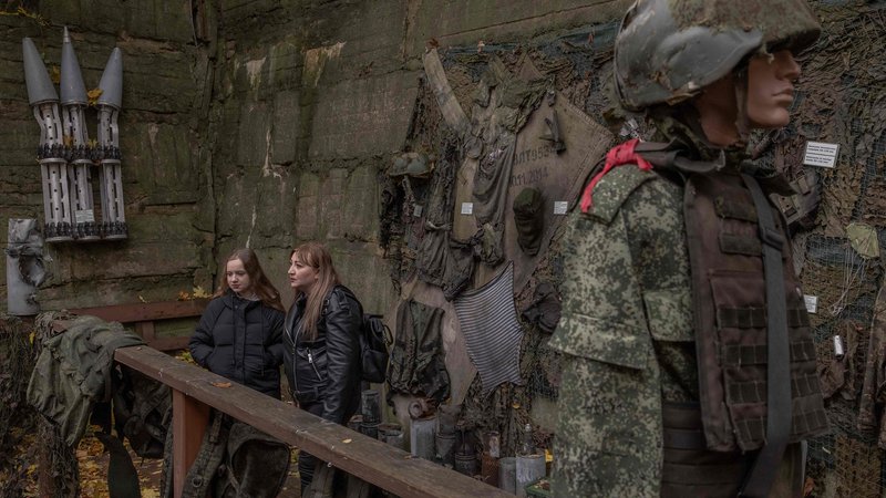 Fotografija: Po poročanju ruskih medijev poteka rekrutiranje žensk za sodelovanje v vojni v Ukrajini. FOTO: Roman Pilipey/AFP
