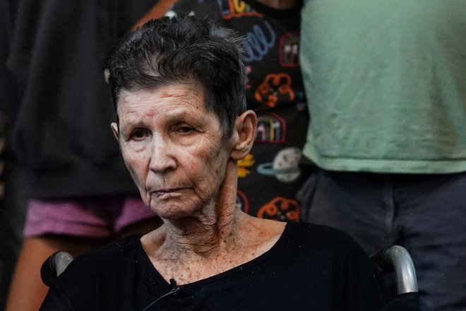 Jočeved Lifšic, 85-letna včeraj izpuščena talka, je na novinarski konferenci opisala ugrabitev in razmere v zakloniščih pod zemljo.  FOTO: Janis Laizans/Reuters