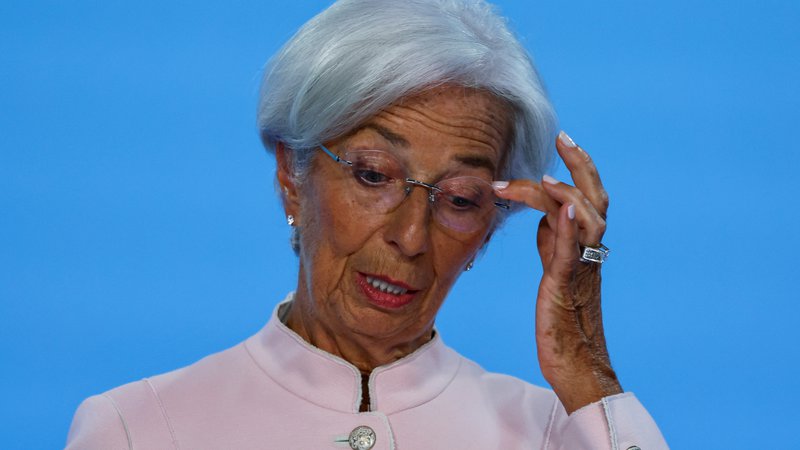 Fotografija: ECB jutri verjetno ne bo presenetila z zvišanjem obresti, bodo pa vsi skrbno prisluhnili predsednici Christine Lagarde. 

FOTO: Wolfgang Rattay/Reuters