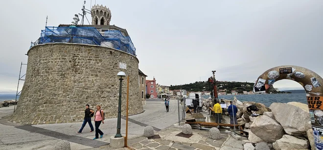 Da bi raziskali nosilnost in hidrološko prepustnost tal na obalnem obodu okoli starega mestnega jedra, IRGO Consulting, Inštitut za rudarstvo, geotehnologijo in okolje, tam izvaja geomehanske in hidrološko-hidravlične raziskave. Vrtajo peto vrtino od načrtovanih 15. FOTO: Boris Šuligoj/Delo