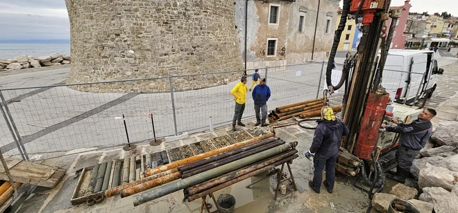 IRGO Consulting mora narediti vrtine in tla ter delovanje morja raziskati do 1. decembra. FOTO: Boris Šuligoj/Delo