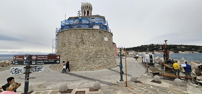 Strokovne podlage pripravljajo v Piranu, da oborožijo projektante za kar najustreznejšo protipoplavno zaščito starega mesta. FOTO: Boris Šuligoj/Delo