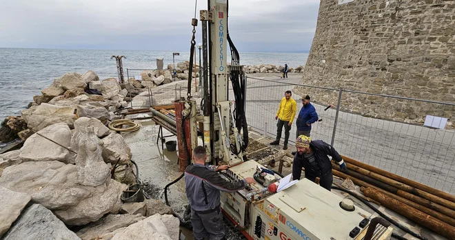 Pirančani so razdvojeni glede tega, kako naj bi strokovnjaki zasnovali učinkovito zaščito pred vse višjim morjem. FOTO: Boris Šuligoj/Delo