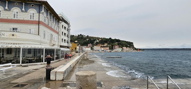 Plažo pred hotelom Piran so zabetonirali pred več kot 50 leti in danes nikakor ne ustreza več potrebam mesta. Včeraj je morje znova poplavilo. FOTO: Boris Šuligoj/Delo