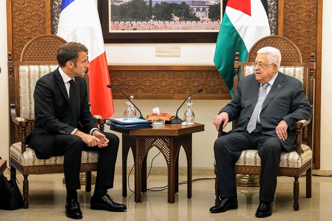 Francoski predsednik Emmanuel Macron je zadnji v vrsti zahodnih voditeljev, ki so obiskali Izrael od začetka konflikta 7. oktobra, je pa prvi, ki se je ob tem srečal tudi s palestinskim vodstvom. FOTO: Thaer Ghanaim/Afp
