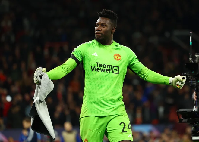 Andre Onana je z ubranjeno enajsmetrovko v zadnji minuti zagotovil zmago za Manchester United.FOTO: Molly Darlington/Reuters