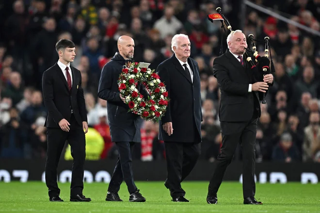 Trener Uniteda Erik Ten Hag je na sredino igrišča pred začetkom prinesel žalni venec. FOTO: Paul Ellis/AFP