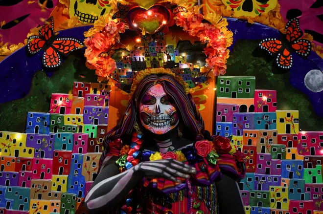 Portret udeleženke, oblečene v priljubljeno mehiško figuro Catrina na paradi v okviru praznovanja dneva mrtvih v Mexico Cityju. Foto: Luis Cortes/Reuters