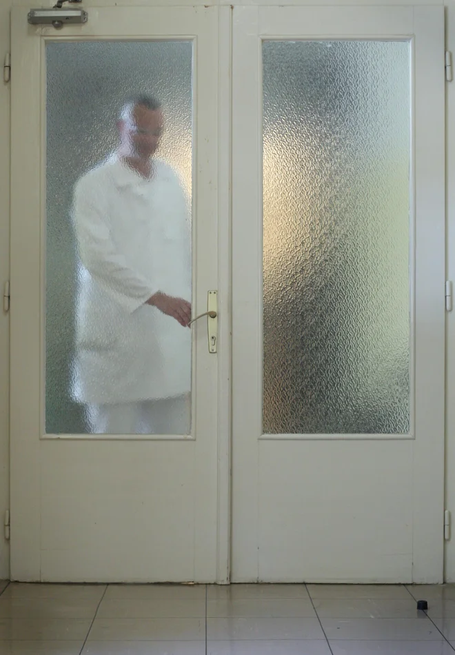 Pred dvema desetletjema noben zdravnik ni želel zapustiti bolnišnice, zdaj je vse več takih, ki bi odšli ali bi bili v bolnišnici zaposleni le delno. FOTO: Jure Eržen