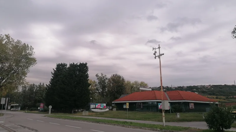 Fotografija: Koprska občina bo na ankaransko prenesla območje nekdanjega Kompasa MTS pri mejnem prehodu Lazaret. FOTO: Nataša Čepar /Delo