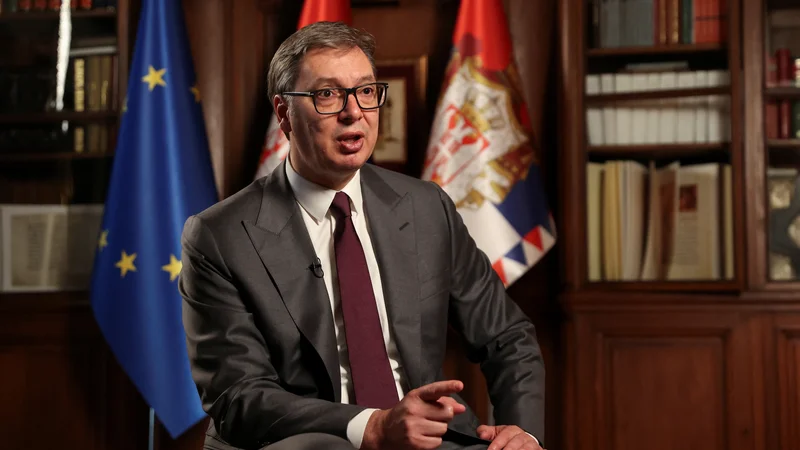 Fotografija: Srbski predsednik Aleksandar Vučić je pred televizijskimi kamerami kot doma. Da so mu mediji blizu, je pokazal že kot minister za informiranje v času vladavine Slobodana Miloševića. FOTO: Zorana Jevtic/Reuters