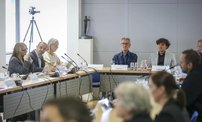 Pred vodstvom, upravo in direktorji RTV Slovenija, je težaven zalogaj – finančno stanje tega največjega kulturnega zavoda. FOTO: Jože Suhadolnik/Delo
