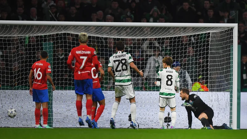 Fotografija: Jan Oblak (desno) s pogledom spremlja pot žoge v njegovo mrežo po strelu Luisa Palme. FOTO: Andy Buchanan/AFP