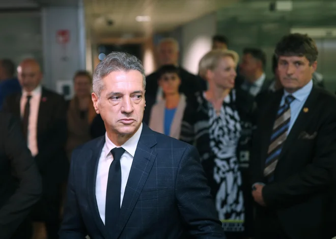 Ker ne pojasni, zakaj je odslovil ministre in poslanko, odpira prostor za špekulacije in spine, za njihovo širjenje in uhajanje informacij iz stranke pa obtoži druge. FOTO: Blaž Samec/Delo