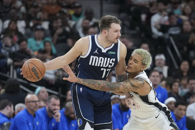 Luka Dončić je na parketu prebil le 34 minut, a bil vseeno strelsko zelo uspešen. FOTO: Daniel Dunn/Reuters