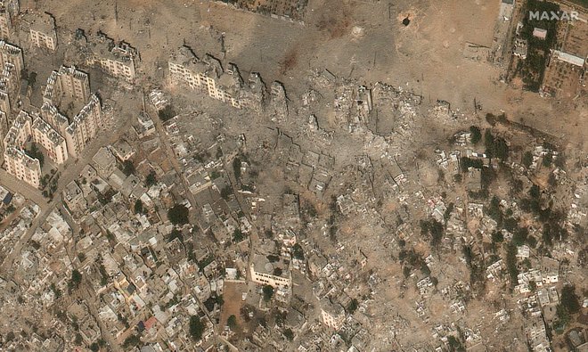 Satelistki posnetek Beit Hanuna v napadih uničenega mesta FOTO: Maxar Technologies via Reuters