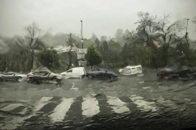 V noči na petek bodo vso državo zajele močne padavine. FOTO: Jure Eržen/Delo