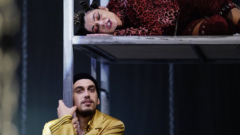 Fotografija: Mak Tepšić (Romeo) in Nataša Perić (Julija) bosta danes zvečer na odru koprskega gledališča premierno odigrala naslovni vlogi v Shakespearovi klasiki, ki je žal ni bilo težko prirediti za sodobni čas. FOTO: Dejan Rakita/Gledališče Koper