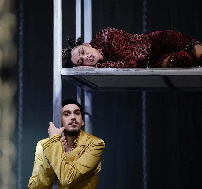 Mak Tepšić (Romeo) in Nataša Perić (Julija) bosta danes zvečer na odru koprskega gledališča premierno odigrala naslovni vlogi v Shakespearovi klasiki, ki je žal ni bilo težko prirediti za sodobni čas. FOTO: Dejan Rakita/Gledališče Koper