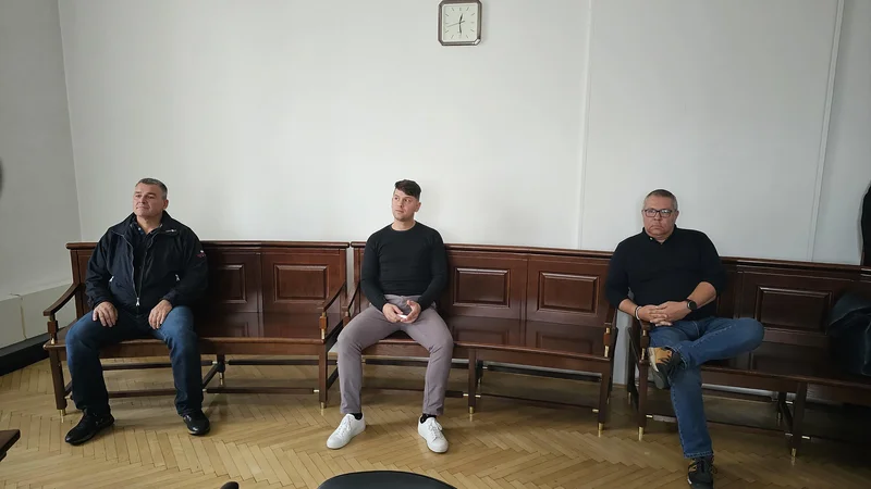 Fotografija: S sodišča z oprostilno sodbo (z leve): Zdenko Žinkovič, Bojan
Jagodic Oven in Gregor Krašnja. FOTO: Aleksander Brudar