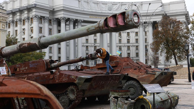 Fotografija: Odkar je Rusija februarja lani začela invazijo v Ukrajini, je za strelivo, rakete, tanke, brezpilotna letala, opremo in plače vojakov po poročanju francoske tiskovne agencije AFP porabila že več deset milijard evrov. FOTO: Anatolii Stepanov/AFP