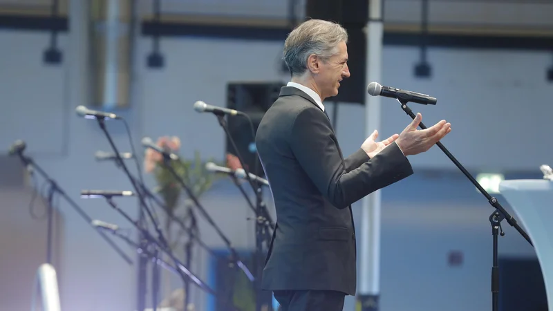 Fotografija: Premier Robert Golob, ki ga je zaradi izjav doletela kazenska ovadba, je svoja koalicijska partnerja o koreniti rekonstrukciji vlade obvestil kar prek medijev. FOTO: Leon Vidic