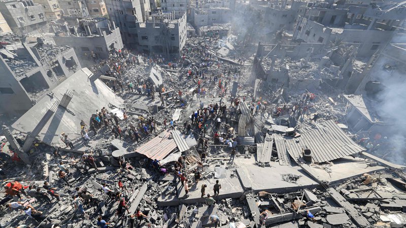 Fotografija: Brezobzirna raketiranja in bombardiranja tudi bolnišnic, cerkva, šol, stanovanjskih sosesk in drugih civilnih objektov že močno presega izvrševanje pravice do samoobrambe.FOTO: Mahmud Hams/AFP
