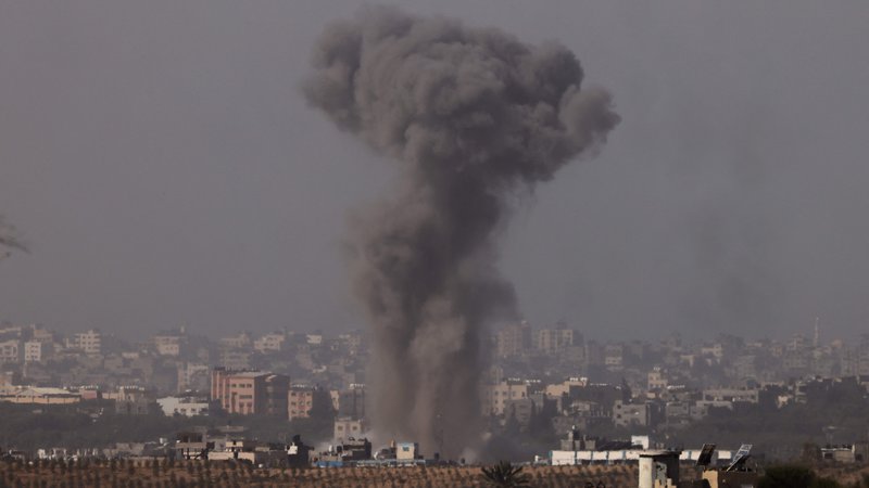 Fotografija: V napadih na Gazo je bilo ubitih več kot sedem tisoč Palestincev in 50 talcev. FOTO: Jack Guez/AFP