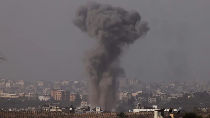 Fotografija: V napadih na Gazo je bilo ubitih več kot sedem tisoč Palestincev in 50 talcev. FOTO: Jack Guez/AFP