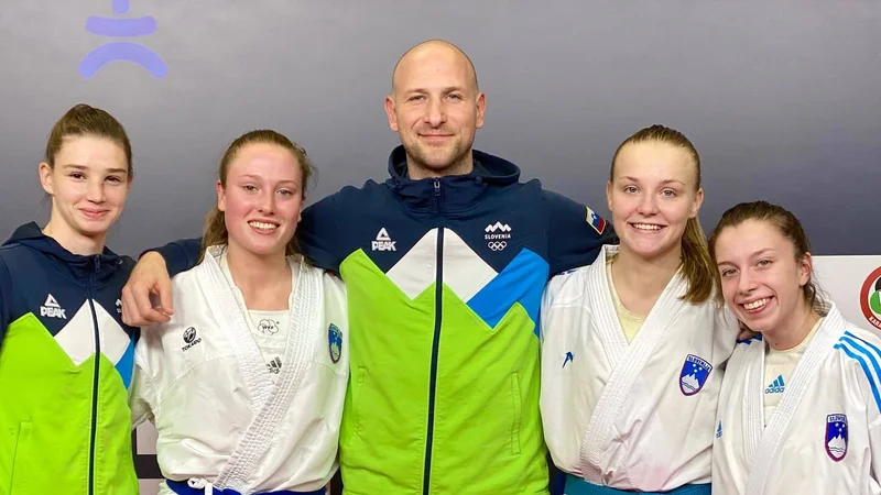 Fotografija: Matija Matijević, selektor slovenske reprezentance v karateju, je bil zadovoljen z žensko ekipo (na fotografiji Hana Debeljak, Elizabeta Molnar, Zala Maria Žibret in Urša Haberl). FOTO: KZS