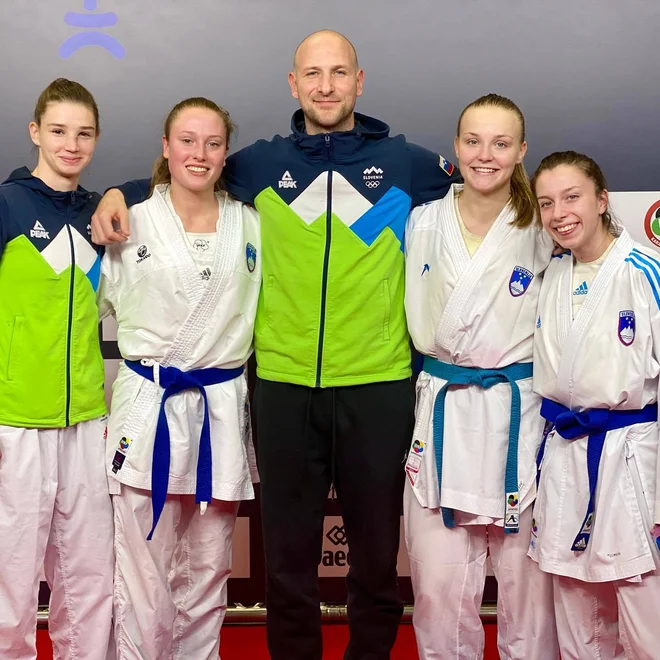 Matija Matijević, selektor slovenske reprezentance v karateju, je bil zadovoljen z žensko ekipo (na fotografiji Hana Debeljak, Elizabeta Molnar, Zala Maria Žibret in Urša Haberl). FOTO: KZS