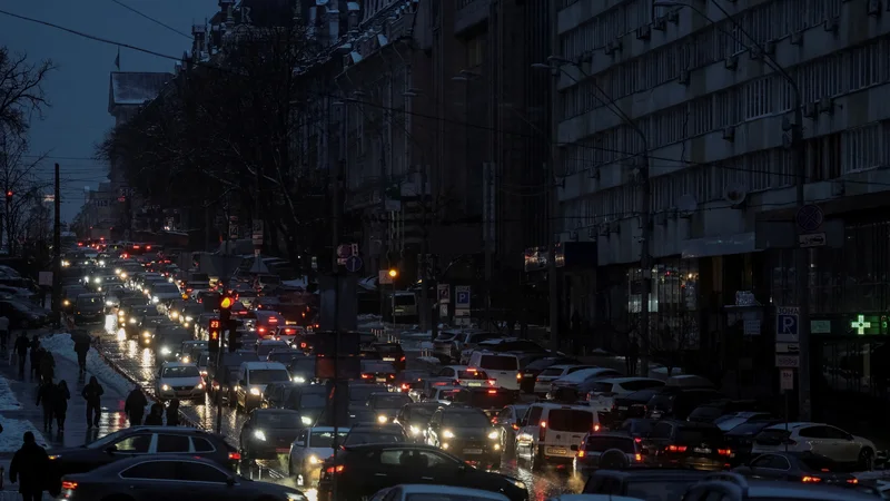 Fotografija: Prejšnjo zimo si je veliko Ukrajincev zapomnilo tudi po električnih mrkih. FOTO: REUTERS/Gleb Garanich