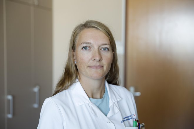 Asist. dr. Polona Mlakar, internistka, ki na Kliničnem oddelku za pljučne bolezni UKC Ljubljana diagnosticira bolnike s kronično trombembolično pljučno hipertenzijo in jih pošlje – če je potrebno – na operacijo. Foto Jože Suhadolnik