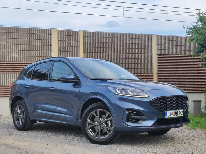 Ford kuga je eden tistih avtomobilov, pri katerih lahko kupci izbirajo med različnimi pogonskimi možnostmi. Popolnoma električnega ni, najbolj elektrificiran je zato priključni hibrid z oznako PHEV.
FOTO: Boštjan Okorn