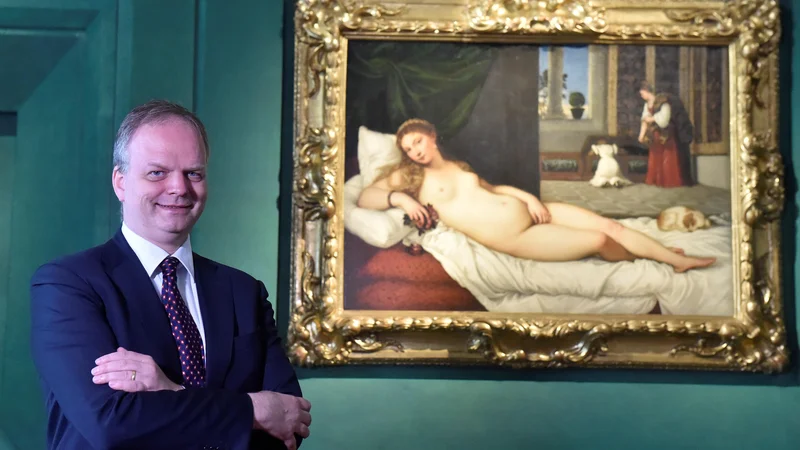 Fotografija: Dr. Eike Schmidt pred Tizianovo Urbinsko Venero, še eno od svetovno znanih umetnin, ki jih hrani Galerija Uffizi. FOTO: Opera Laboratori Fiorentini/Reuters