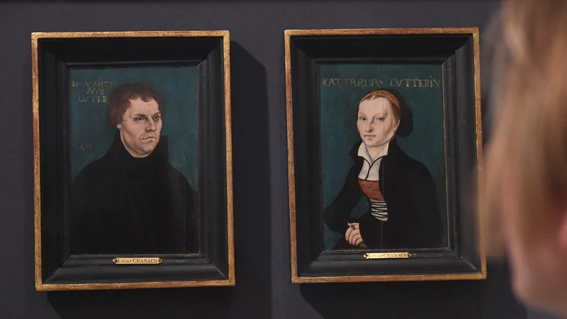 Fotografija: Portreta Martina Lutar in Katarine von Bora, ki ju je naslikal Lucas Cranach Starejši. FOTO: Stefan Sauer/AFP