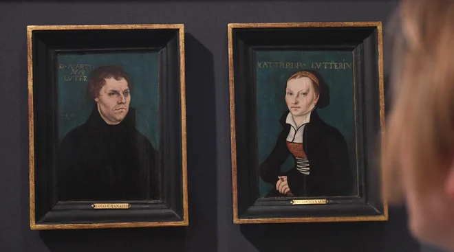 Portreta Martina Lutar in Katarine von Bora, ki ju je naslikal Lucas Cranach Starejši. FOTO: Stefan Sauer/AFP