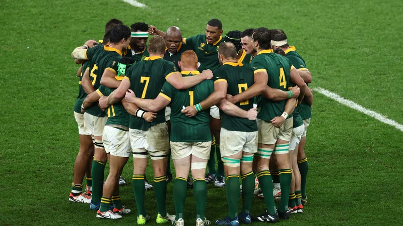 Fotografija: Objem Springboksov pred drugim polčasom polfinala, v katerem so Južnoafričani premagali Anglijo. FOTO: Stephanie Lecocq/Reuters