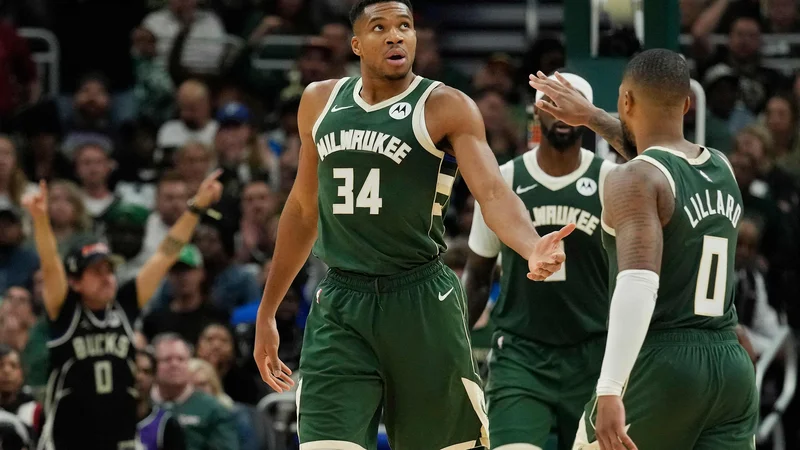 Fotografija: Giannis Antetokounmpo je v Damianu Lillardu (desno) dobil imenitnega partnerja v bitki za šampionski prstan. FOTO: Patrick Mcdermott Getty Images Via AFP