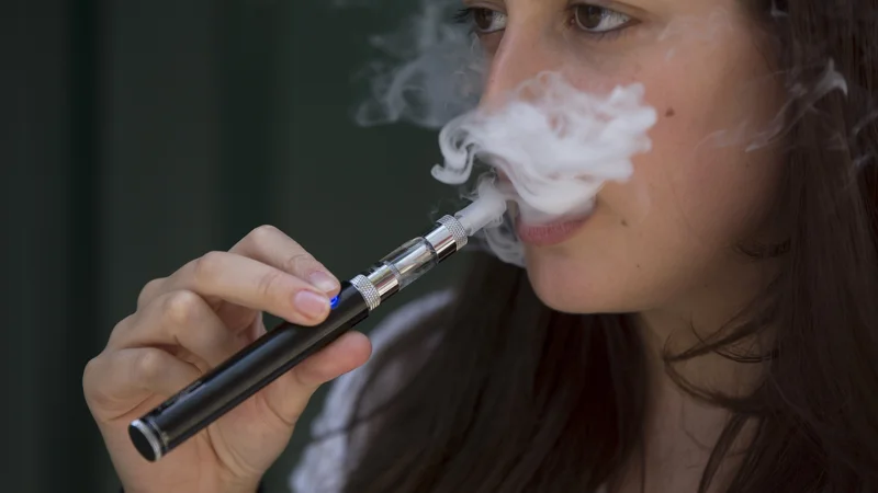 Fotografija: Elektronske cigarete, ki hočejo posnemati »nenevarne igračke« z različnimi »prijaznimi« okusi, ter nekateri drugi s tobakom povezani izdelki se prodajajo že po osnovnih šolah ter neomejeno po spletu. FOTO: Reuters