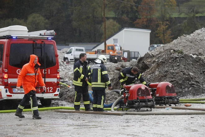 Na terenu so bile številne gasilske enote FOTO: Leon Vidic/Delo