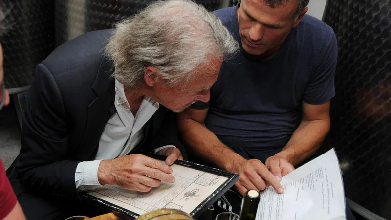 Fotografija: Avstrijski Nobelovec Peter Handke je reden gost na kmetiji Srđana Petrovića na Kosovu, v srbski enklavi Velika Hoča. FOTO: Osebni arhiv